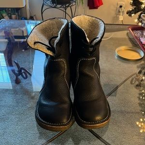 Women’s DuckFeet 100% Leather and Lambs Wool Casual Boots.